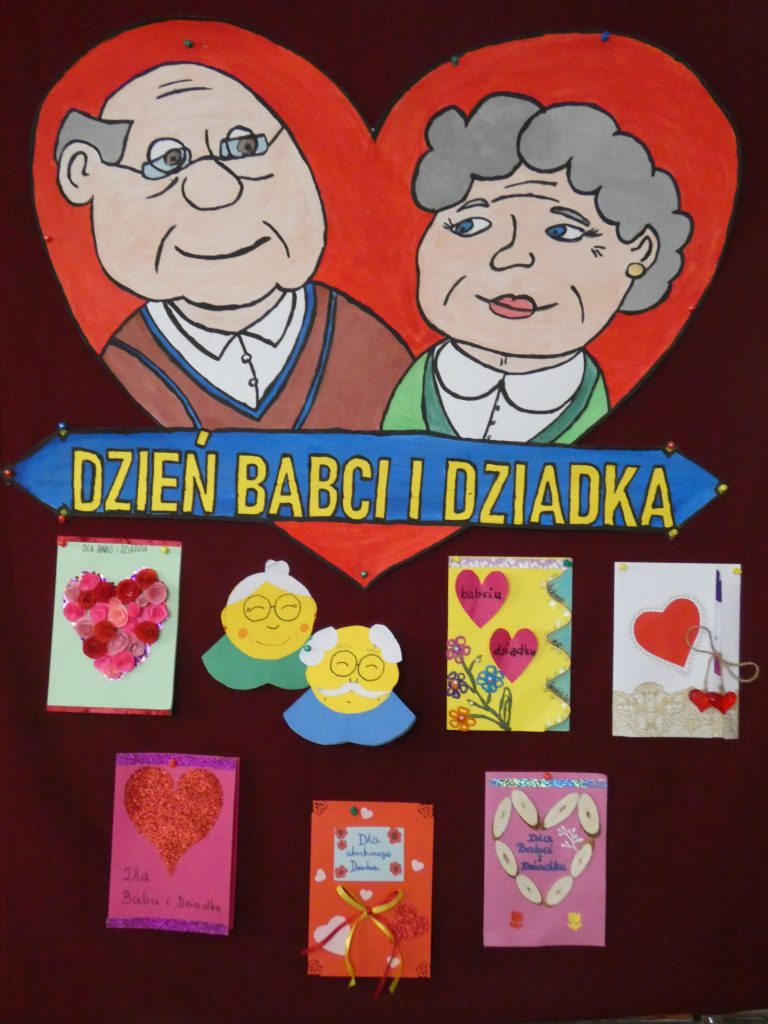 Grafika przedstawia gazetkę z napisem Dzień Babci i Dziadka. Na tle serca podobizny babci i dziadka. Poniżej konkursowe laurki wykonane przez dzieci.