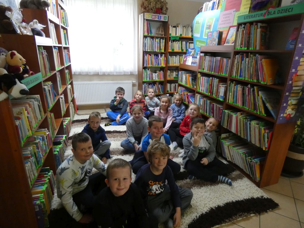 PIERWSZAKI Z WIZYTĄ W BIBLIOTECE