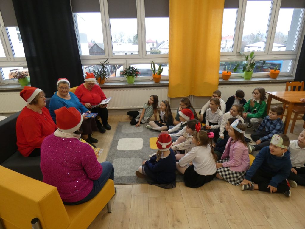 MIKOŁAJKOWE CZYTANIE Z BIBLIOTECZNYM KLUBEM KSIĄŻKI