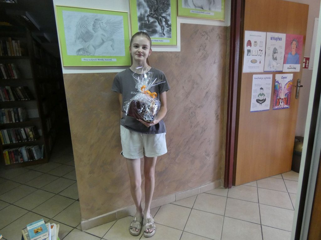 „KSIĄŻKI, KRZYŻÓWKI, ŁAMIGŁÓWKI” – wakacyjnie z biblioteką