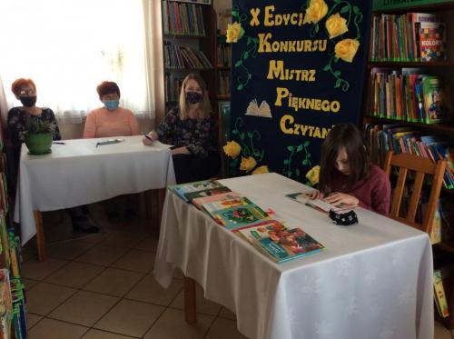Na zdjęciu - czytająca uczestniczka konkursu - Weronika Majkowska oraz jury konkursowe